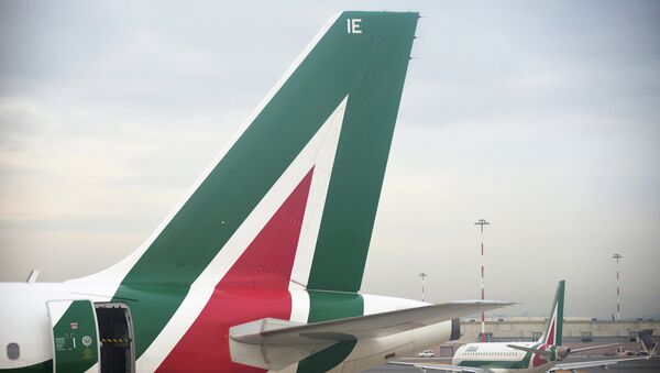 Cамолеты компании Alitalia в аэропорту имени Леонардо да Винчи в Италии. Архивное фото Cамолеты компании Alitalia в аэропорту имени Леонардо да Винчи в Италии. Архивное фото