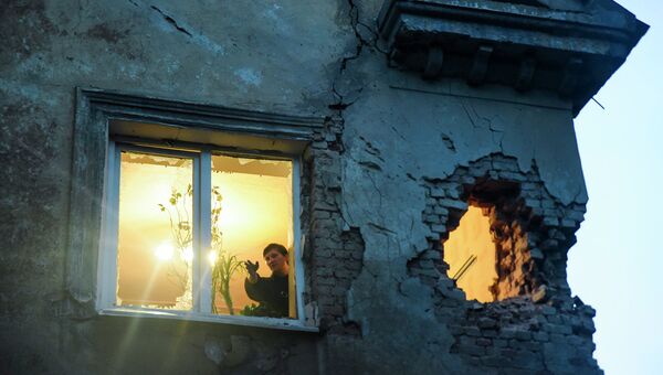 Дом пострадавший в результате обстрела Донецка. Архивное фото Дом пострадавший в результате обстрела Донецка. Архивное фото