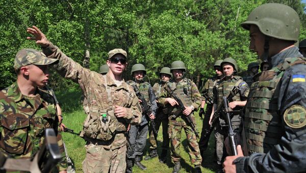 Украинские и американские военные во время совместных учений Fearless Guardian - 2015 на Яворивском полигоне. Архивное фото Украинские и американские военные во время совместных учений Fearless Guardian - 2015 на Яворивском полигоне. Архивное фото