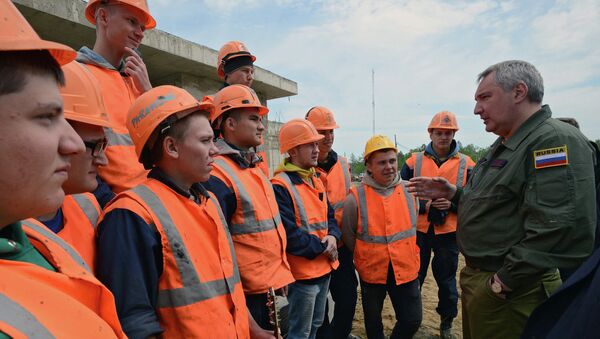 Заместитель председателя правительства РФ Дмитрий Рогозин общается со строителями космодрома Восточный. Архивное фото Заместитель председателя правительства РФ Дмитрий Рогозин общается со строителями космодрома Восточный. Архивное фото