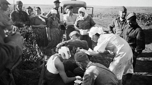 Великая Отечественная война 1941-1945гг. 22 июня 1941г. Медсестры оказывают помощь первым раненым после воздушного налёта фашистов под Кишиневом Великая Отечественная война 1941-1945гг. 22 июня 1941г. Медсестры оказывают помощь первым раненым после воздушного налёта фашистов под Кишиневом