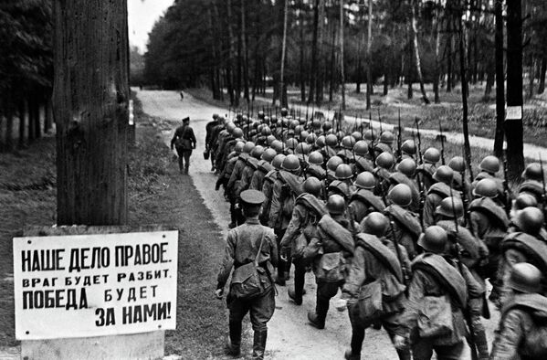 Мобилизация. Колонны бойцов движутся на фронт. Москва, 23 июня 1941 года Мобилизация. Колонны бойцов движутся на фронт. Москва, 23 июня 1941 года