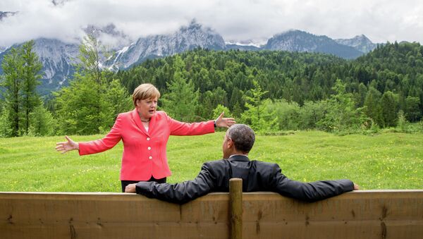 Ангела Меркель и Барак Обама во время саммита G7 в окрестностях замка Эльмау в Баварии Ангела Меркель и Барак Обама во время саммита G7 в окрестностях замка Эльмау в Баварии