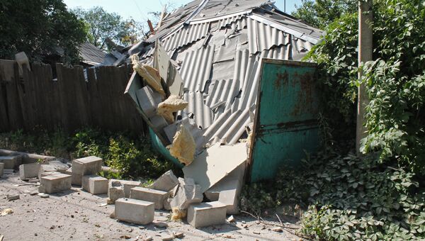 Последствия обстрелов поселка Октябрьский в Донецке Последствия обстрелов поселка Октябрьский в Донецке