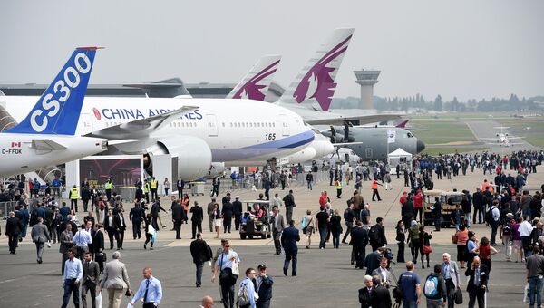 Посетители на Paris Air Show в Ле Бурже Посетители на Paris Air Show в Ле Бурже