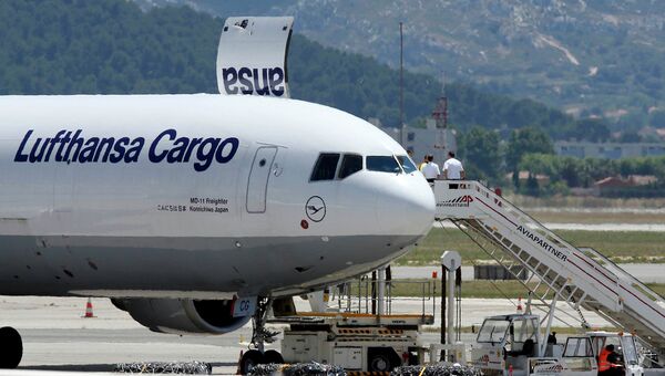 Самолет с останками жертв катастрофы Germanwings в аэропорту Марселя Самолет с останками жертв катастрофы Germanwings в аэропорту Марселя