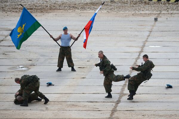Военнослужащие во время демонстрационной программы Международного военно-технического форума Армия-2015 Военнослужащие во время демонстрационной программы Международного военно-технического форума Армия-2015