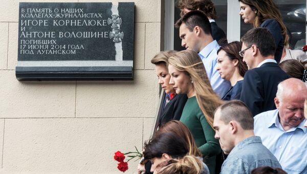 Открытие мемориальной доски в честь Игоря Корнелюка и Антона Волошина Открытие мемориальной доски в честь Игоря Корнелюка и Антона Волошина