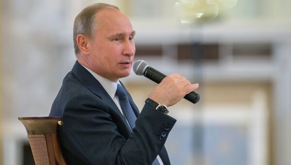 Президент России Владимир Путин во время встречи с руководителями российских промышленных предприятий в рамках XIX Петербургского международного экономического форума Президент России Владимир Путин во время встречи с руководителями российских промышленных предприятий в рамках XIX Петербургского международного экономического форума