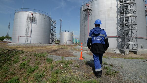 Сотрудник Новосибирской нефтебазы компании Газпром нефть возле резервуаров для хранения топлива. Архив Сотрудник Новосибирской нефтебазы компании Газпром нефть возле резервуаров для хранения топлива. Архив