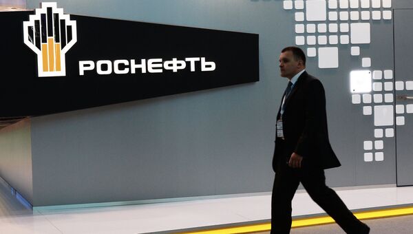 Посетитель проходит у павильона компании Роснефть. Архивное фото Посетитель проходит у павильона компании Роснефть. Архивное фото