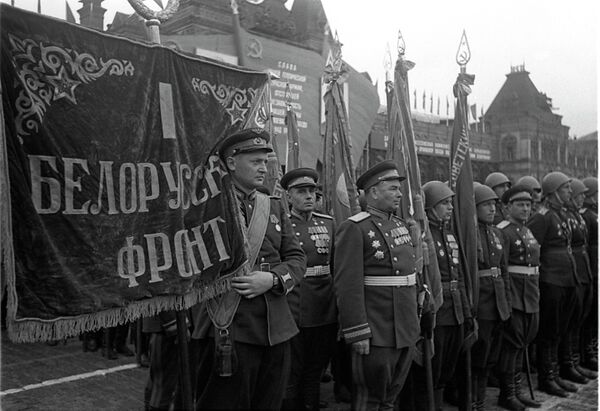 Воины 1 Белорусского фронта на Параде Победы на Красной площади 24 июня 1945 года Воины 1 Белорусского фронта на Параде Победы на Красной площади 24 июня 1945 года