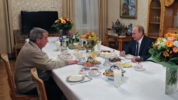 Президент России Владимир Путин поздравляет политика, дипломата, председателя совета директоров ОАО РТИ Евгения Примакова с 85-летием Президент России Владимир Путин поздравляет политика, дипломата, председателя совета директоров ОАО РТИ Евгения Примакова с 85-летием