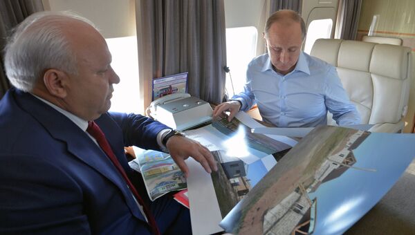 Президент России Владимир Путин (справа) и глава Республики Хакасия Виктор Зимин во время облета пострадавшей от пожаров территории Хакасии Президент России Владимир Путин (справа) и глава Республики Хакасия Виктор Зимин во время облета пострадавшей от пожаров территории Хакасии