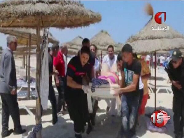 Эвакуация постадавших с пляжа в Тунисе Эвакуация постадавших с пляжа в Тунисе
