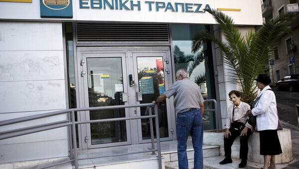 Люди в ожидании открытия отделения банка в Афинах, Греция Люди в ожидании открытия отделения банка в Афинах, Греция