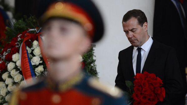 Председатель правительства России Дмитрий Медведев на церемонии прощания с политиком Евгением Примаковым в Колонном зале Дома Союзов Председатель правительства России Дмитрий Медведев на церемонии прощания с политиком Евгением Примаковым в Колонном зале Дома Союзов