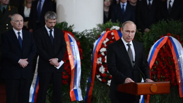 Президент России Владимир Путин на церемонии прощания с политиком Евгением Примаковым в Колонном зале Дома Союзов1 Президент России Владимир Путин на церемонии прощания с политиком Евгением Примаковым в Колонном зале Дома Союзов1