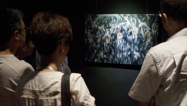 Посетители выставки международного конкурса фотожурналистики China International Press Photo Посетители выставки международного конкурса фотожурналистики China International Press Photo