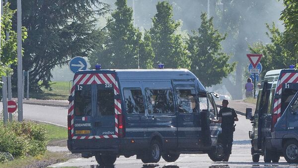 Машины французской полиции. Архивное фото Машины французской полиции. Архивное фото