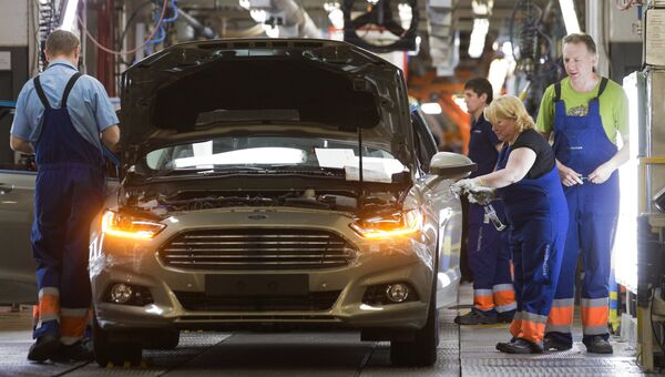 Сборка автомобиля новой модели Ford Focus на конвейере завода Ford Sollers. Архивное фото Сборка автомобиля новой модели Ford Focus на конвейере завода Ford Sollers. Архивное фото