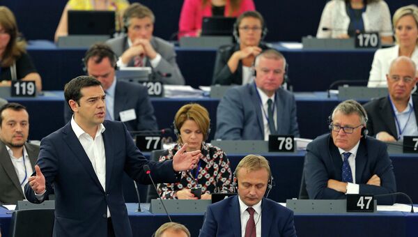 Премьер-министр Греции Алексис Ципрас на заседании Европейского парламента в Страсбурге. 8 июля 2015 Премьер-министр Греции Алексис Ципрас на заседании Европейского парламента в Страсбурге. 8 июля 2015