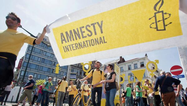 Баннер с логотипом организации Amnesty International. Архивное фото Баннер с логотипом организации Amnesty International. Архивное фото