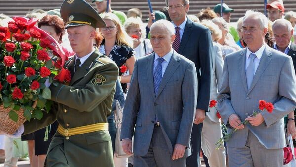 Государственный секретарь Союзного государства Беларуси и России Григорий Рапота у Вечного огня в Витебске. Архивное фото Государственный секретарь Союзного государства Беларуси и России Григорий Рапота у Вечного огня в Витебске. Архивное фото