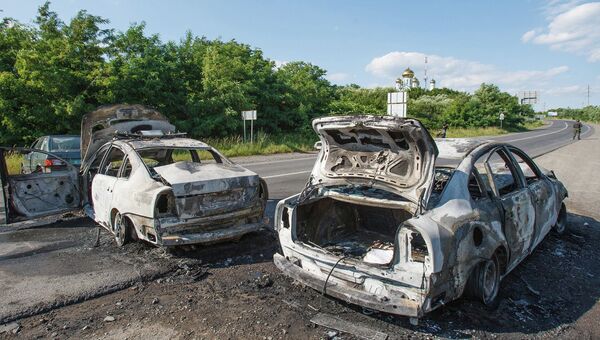 Сожженные полицейские машина в Мукачево, Украина. 11 июля 2015 Сожженные полицейские машина в Мукачево, Украина. 11 июля 2015