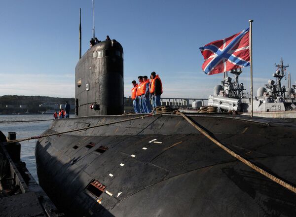 Дизельная подводная лодка Краснокаменск класса Варшавянка во время швартовки в главной базе Тихоокеанского флота во Владивостоке Дизельная подводная лодка Краснокаменск класса Варшавянка во время швартовки в главной базе Тихоокеанского флота во Владивостоке