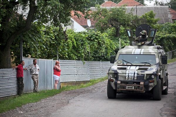 Украинские военные патрулируют деревню возле Мукачево Украинские военные патрулируют деревню возле Мукачево