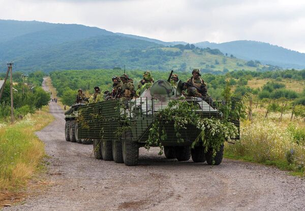 Украинские военные патрулируют местность возле Мукачево Украинские военные патрулируют местность возле Мукачево