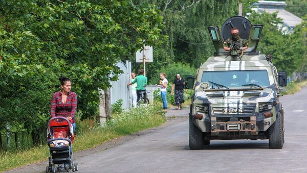 Сотрудники СБУ блокируют местность в районе города Мукачево, Украина. 14 июля 2015. Архив Сотрудники СБУ блокируют местность в районе города Мукачево, Украина. 14 июля 2015. Архив