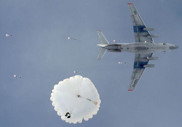 Десантирование из военно-транспортного самолета ИЛ-76 на учениях ВДВ в Рязанской области Десантирование из военно-транспортного самолета ИЛ-76 на учениях ВДВ в Рязанской области