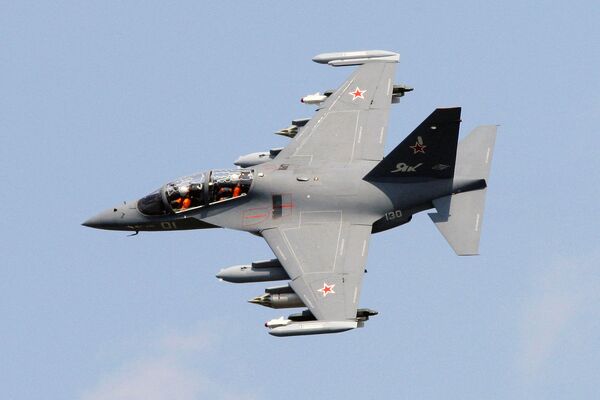 Самолет Як-130 на открытии Международного авиационно-космического салона МАКС-2009 в Жуковском Самолет Як-130 на открытии Международного авиационно-космического салона МАКС-2009 в Жуковском