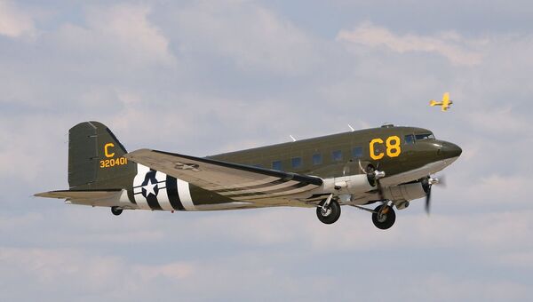 Самолет времен Второй мировой войны Douglas C-47 Самолет времен Второй мировой войны Douglas C-47