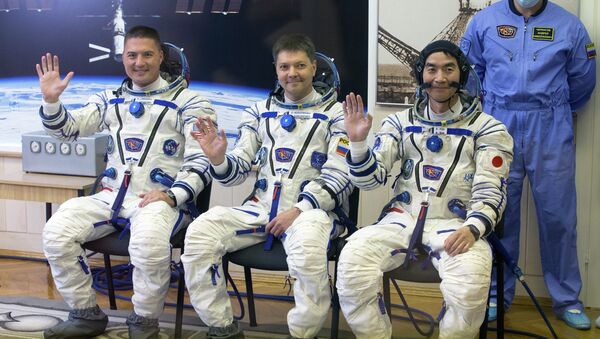 Участники основного экипажа транспортного пилотируемого корабля Союз ТМА-17М 44/45: астронавт Кимия Юи, космонавт Роскосмоса Олег Кононенко и астронавт НАСА Челл Линдгрен. Архивное фото Участники основного экипажа транспортного пилотируемого корабля Союз ТМА-17М 44/45: астронавт Кимия Юи, космонавт Роскосмоса Олег Кононенко и астронавт НАСА Челл Линдгрен. Архивное фото