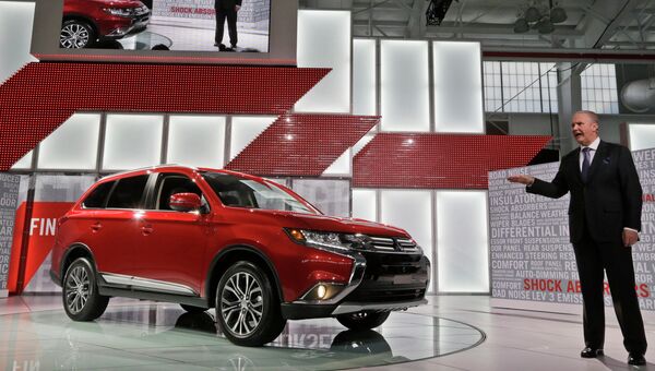 Вице-президент подразделения Mitsubishi Motors в США Дон Свеаринген на Международном автосалоне в Нью-Йорке. Архивное фото Вице-президент подразделения Mitsubishi Motors в США Дон Свеаринген на Международном автосалоне в Нью-Йорке. Архивное фото