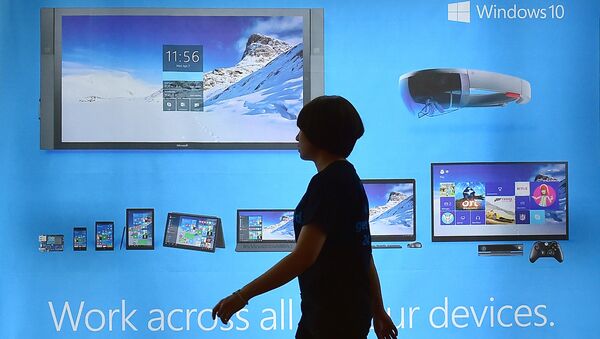 Женщина проходит мимо рекламного щита операционной системы Windows 10 в Сеуле, Южная Корея Женщина проходит мимо рекламного щита операционной системы Windows 10 в Сеуле, Южная Корея