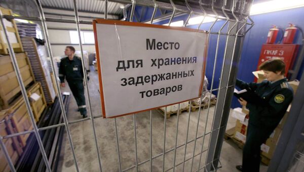 Работники таможенного поста на складе задержанных товаров. Архивное фото Работники таможенного поста на складе задержанных товаров. Архивное фото