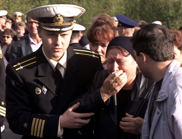 Родственники членов экипажа подводной лодки Курск на базе в Видяево Родственники членов экипажа подводной лодки Курск на базе в Видяево