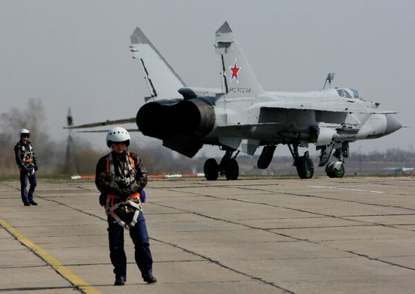 Истребитель Миг-31 готовится к взлету Истребитель Миг-31 готовится к взлету
