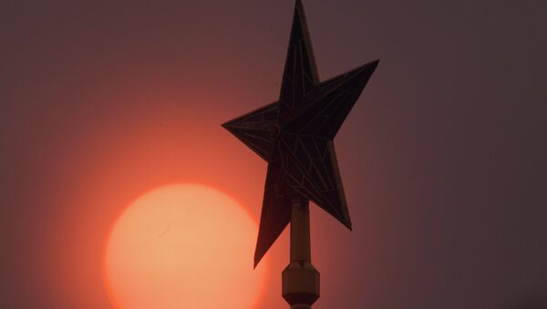 Звезда на Спасской башне Кремля. Архивное фото Звезда на Спасской башне Кремля. Архивное фото