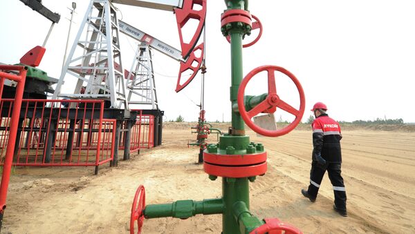 Добыча нефти в городах Ханты-Мансийского автономного округа. Архивное фото Добыча нефти в городах Ханты-Мансийского автономного округа. Архивное фото