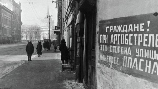 Табличка на доме блокадного Ленинграда. Архивное фото Табличка на доме блокадного Ленинграда. Архивное фото