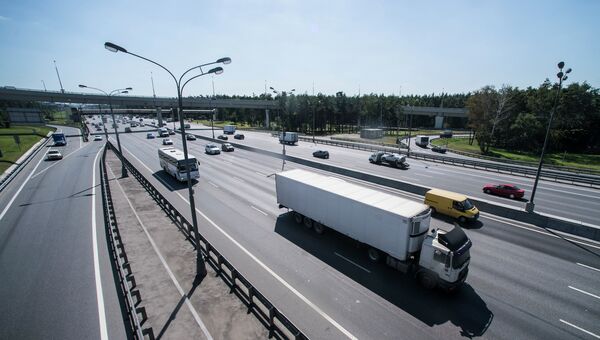 Движение транспорта по автомобильной развязке Московской кольцевой автомобильной дороги. Архивное фото Движение транспорта по автомобильной развязке Московской кольцевой автомобильной дороги. Архивное фото