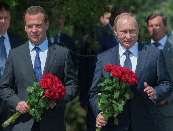 Владимир Путин и Дмитрий Медведев возлагают цветы к вечному огню Доблести и славы поколений на площади перед оборонительной башней мемориального комплекса Малахов курган Владимир Путин и Дмитрий Медведев возлагают цветы к вечному огню Доблести и славы поколений на площади перед оборонительной башней мемориального комплекса Малахов курган