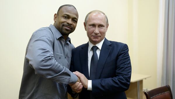 Президент России Владимир Путин во время встречи в Севастополе с известным американским боксером Роем Джонсом-младшим Президент России Владимир Путин во время встречи в Севастополе с известным американским боксером Роем Джонсом-младшим