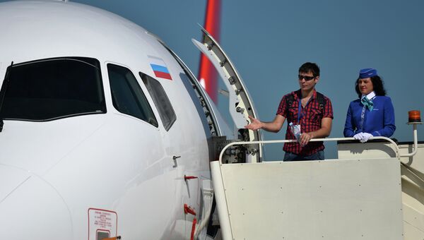 Посетители выставки осматривают самолет Sukhoi Superjet 100 Посетители выставки осматривают самолет Sukhoi Superjet 100