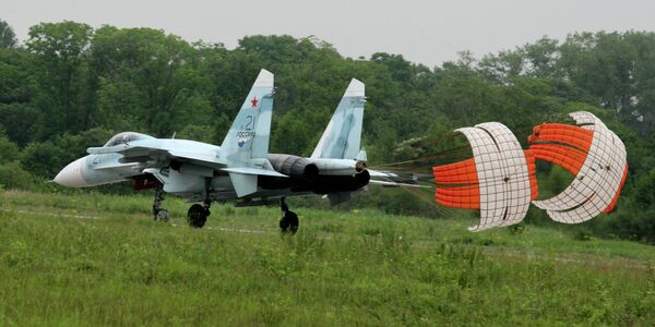 Истребитель су-27 во время посадки на территории авиационного комплекса в Приморском крае Истребитель су-27 во время посадки на территории авиационного комплекса в Приморском крае